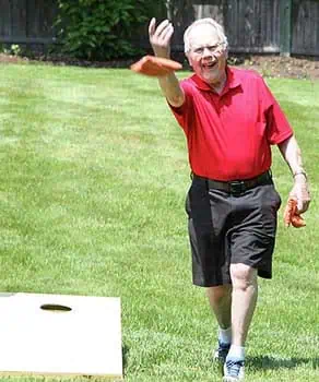 80 plus old man playing cornhole jixue yang